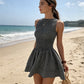 👗 50% DE RÉDUCTION 💃 Robe mini sans manches à carreaux vichy & smocks – Extensible & confortable – Parfaite pour les vacances, la plage ou les journées chaudes – style rétro et facile à porter ✨🌞