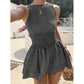 👗 50% DE RÉDUCTION 💃 Robe mini sans manches à carreaux vichy & smocks – Extensible & confortable – Parfaite pour les vacances, la plage ou les journées chaudes – style rétro et facile à porter ✨🌞