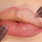 💄 -50% ! Crayon à Lèvres Mat Longue Tenue pour Femme | 2-en-1 Contour & Rouge à Lèvres | Hydratant & Non Desséchant | Pointe Triangulaire de Précision | 6 Couleurs ✨