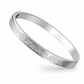 🌸 -50% ! ✨ Bangle en acier titane plaqué or 18K – Finition miroir éclatante, gravure de lettres délicate & acier premium anti-oxydation – Élégance hypoallergénique pour un port quotidien 💛